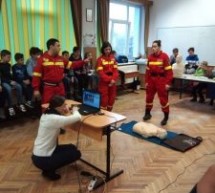 Lecție de prim-ajutor oferită elevilor de paramedicii ISU Sibiu