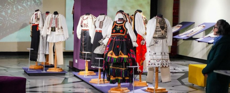 Expoziție cu cămăși tradiționale din categoria „Tezaur” a Muzeului „Astra”
