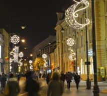 Sibiu: Strada Nicolae Bălcescu este împodobită pentru sărbătorile de iarnă cu noi ornamente
