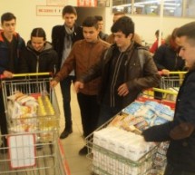 Membrii Consiliului Local al Tinerilor Mediaș au donat în cadrul campaniei „Hrăneşte un zâmbet”