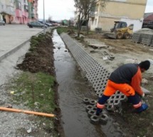 Avrig: Lucrări de taluzare a iazului din zona Sticla