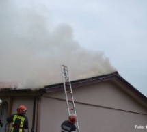 Mediaș: Incendiu izbucnit la acoperișul unei case