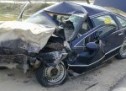 Autoturism avariat într-un accident rutier, amplasat pe platformă în afara localității Șeica Mare