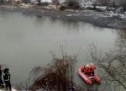Autoturism căzut în râul Olt, căutat de pompieri