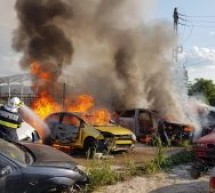 Mai multe autoturisme au luat foc într-un parc de dezmembrări auto din Mediaș