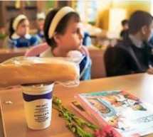 Aproximativ 41.000 de copii din școlile și grădinițele județului Sibiu vor beneficia de un pachețel cu hrană, conținând lapte, corn și mere