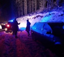 Doi tineri rămași înzăpeziți în zona montană, ajutați de jandarmii din Păltiniș să ajungă în siguranță acasă