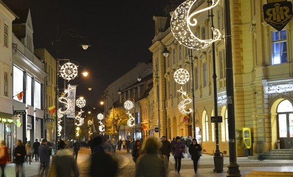 Sibiu: Strada Nicolae Bălcescu este împodobită pentru sărbătorile de iarnă cu noi ornamente