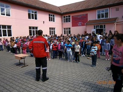 Pompierii voluntari din Copșa Mică, în vizită la școlile și grădinițele din oraș