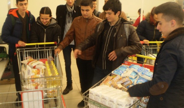 Membrii Consiliului Local al Tinerilor Mediaș au donat în cadrul campaniei „Hrăneşte un zâmbet”