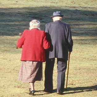 Persoanele vârstnice şi cuplurile care aniversează 50 de ani de căsătorie vor fi premiate de municipalitatea Mediaş