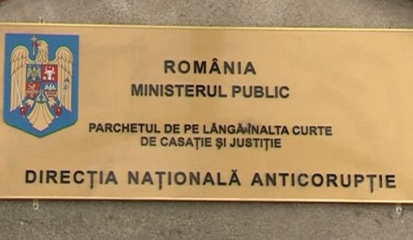 Alături de primarul din Șelimbăr și secretarul primăriei au fost reținute alte șase persoane