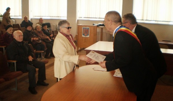 Mediaș: Persoanele vârstnice şi cuplurile care aniversează 50 de ani de căsătorie vor fi premiate de municipalitate