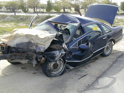 Autoturism avariat într-un accident rutier, amplasat pe platformă în afara localității Șeica Mare