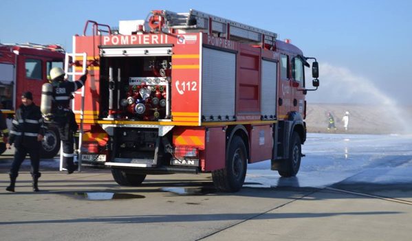 Simularea unui accident aviatic, exercițiu desfășurat de ISU Sibiu la aeroport