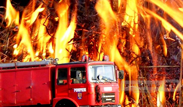 Pompierii au stins un incendiu produs la o casă din Mediaș