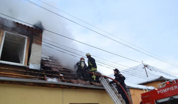 Două case din Mediaș și Arpașu de Sus, salvate din incendii de pompieri