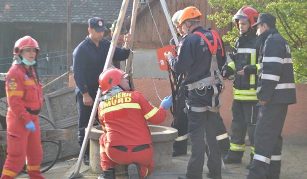 Pompierii sibieni au salvat în această dimineață o femeie căzută într-o fântănă