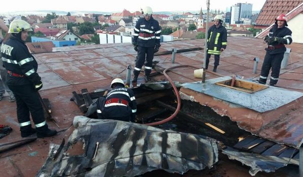 Incendiul izbucnit la mansarda unui bloc din Sibiu