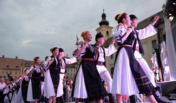 Municipiul Sibiu găzduiește festivalului internațional de folclor „Cântecele Munților”