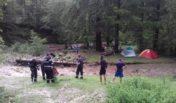 12 persoane au fost salvate de pompieri, în urma unei viituri produse pe râul Avrig