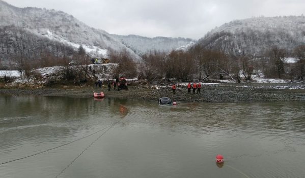 Autoturismul căutat în râul Olt, găsit și adus la mal de pompierii sibieni