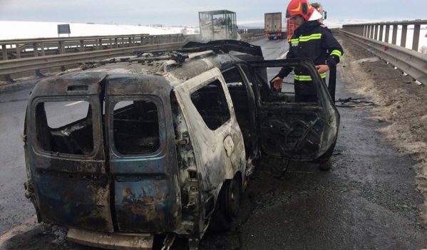 Un autoturism a luat foc pe autostrada Săliște Sibiu