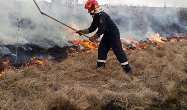 Trei incendii de vegetație uscată stinse de pompierii sibieni în ultimul weekend