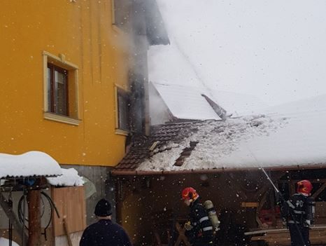 Incendiu izbucnit la acoperisul unei case din Rășinari