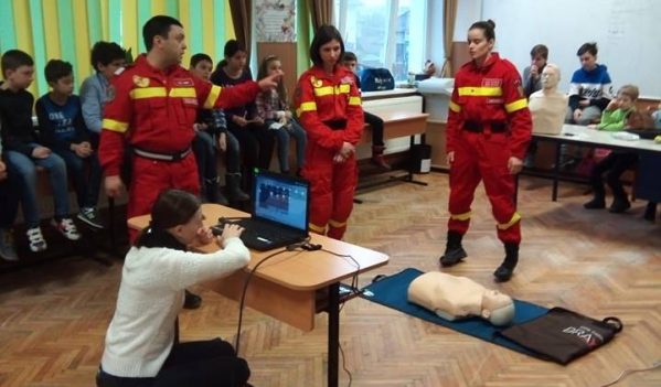Lecție de prim-ajutor oferită elevilor de paramedicii ISU Sibiu
