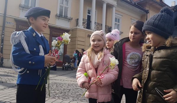 Micul jandarm oferă gestul gingaş al primăverii doamnelor și domnișoarelor din Sibiu