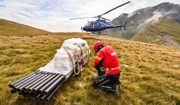 Un elicopter a transportat 6 tone de materiale destinate semnalizării traseelor din Munții Făgăraș