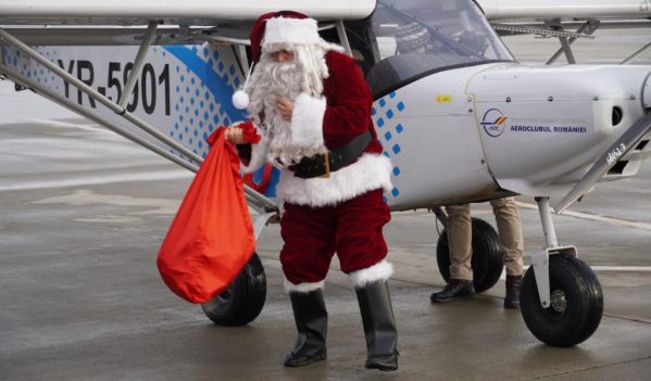 Moș Crăciun a venit cu avionul la Sibiu